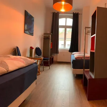 Ein In Einer 4-zimmer-wohnung In Mit Gemeinschaftskueche Und -bad